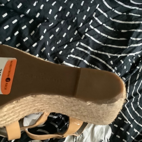 VERA WANG lavender label wedges - Picture 4 of 4